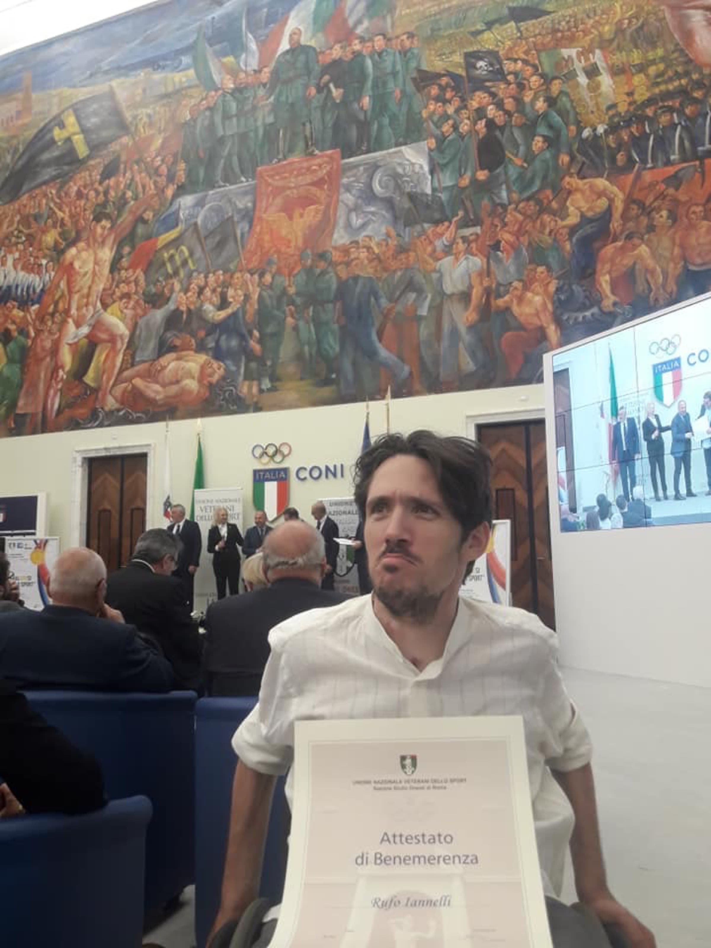 Rufo Iannelli, presidente dei Romanes, mostra l'Attestato di Benemerenza ricevuto al CONI a Roma.